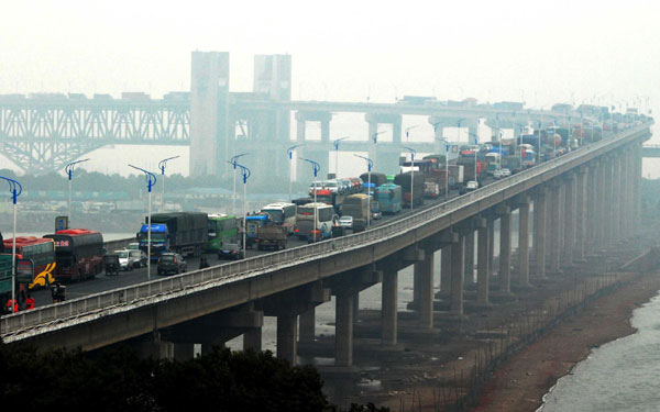 41,000 cars paralyze Jiujiang Yangtze River Bridge