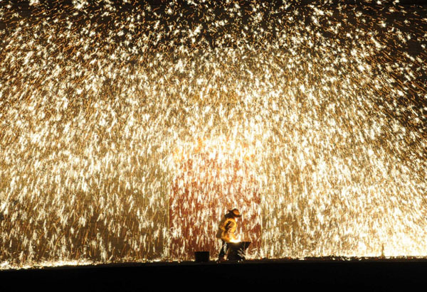 Lantern Festival celebration: spraying molten iron