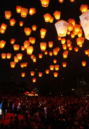 Sky lanterns light up Taiwan