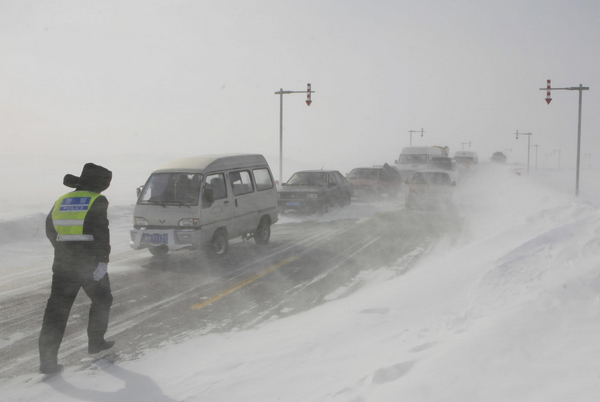 Heavy snow hits NW Xinjiang, paralyzes traffic