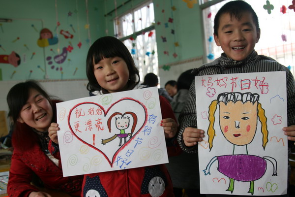 Children thank moms for upcoming Int'l Women's Day