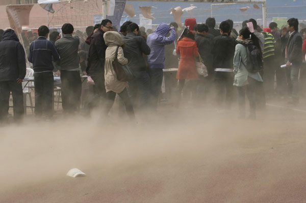 Gales whirl into Ji'nan, dust hovering in air