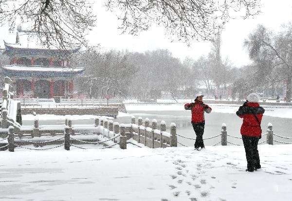 Heavy snow hits Urumqi