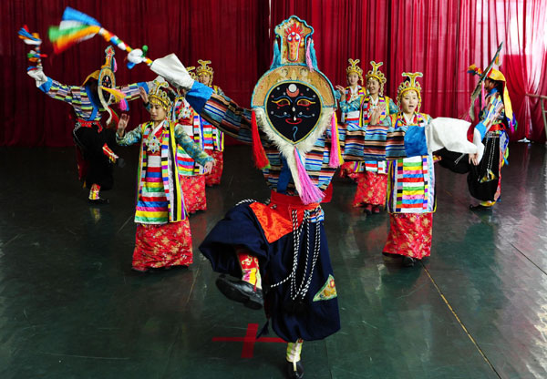 Youths help keep Tibetan Opera alive