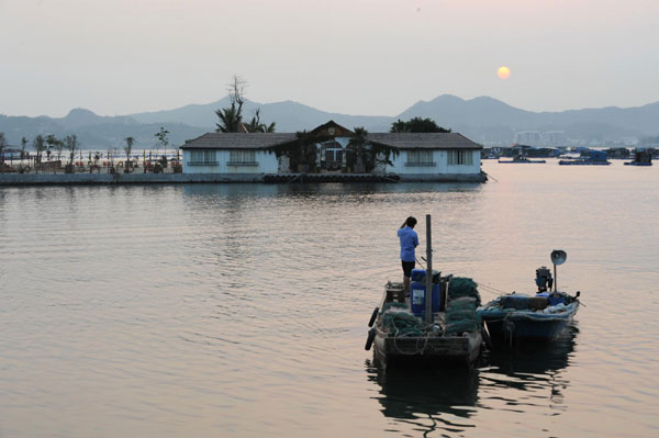 Illegal sea villa demolished in South China
