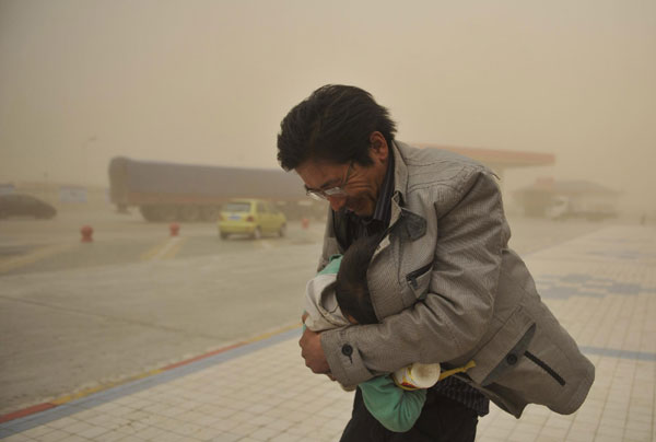 Sandstorm sweeps across NW China