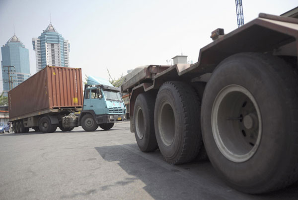Shanghai to lower container transportation fees