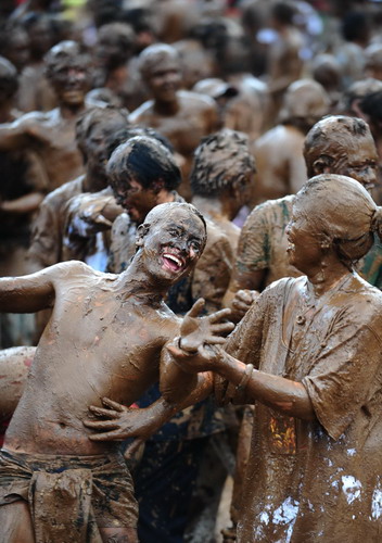 Smear your body with mud in Monihei Carnival