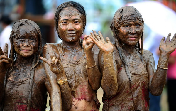 Smear your body with mud in Monihei Carnival