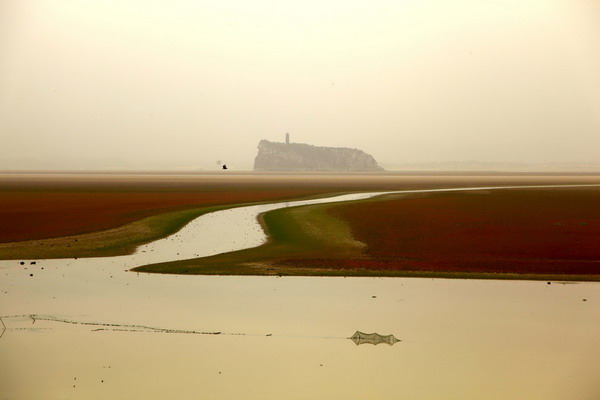 Lake in E China dry after less rain