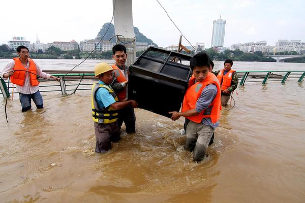 Water level in South China river rises