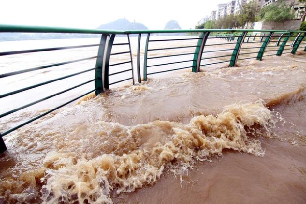 Water level in South China river rises