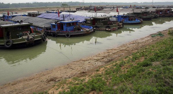 Drought strands 1,300 boats on Grand Canal