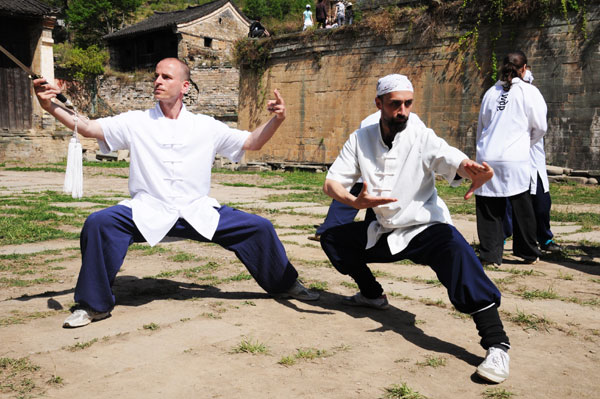 Taoist Wudang Mountains lure foreigners