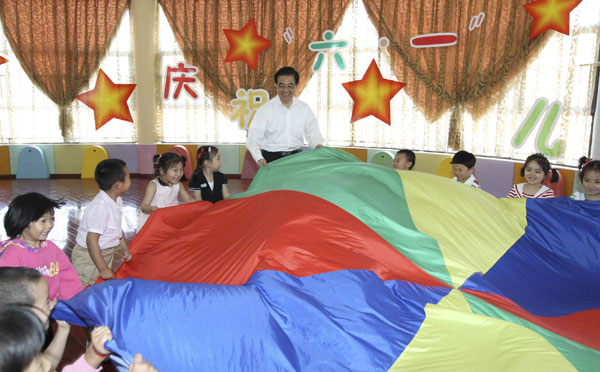 Hu sends greetings before Int'l Children's Day