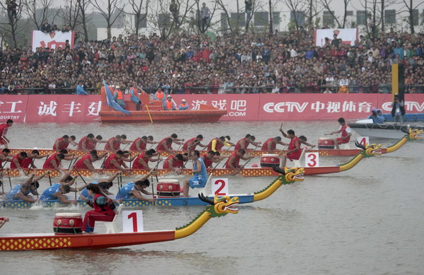 Chinese celebrate Dragon Boat Festival 