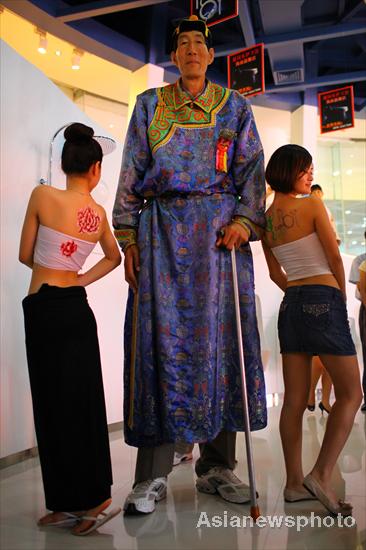 China's tall man dwarfs crowd at function