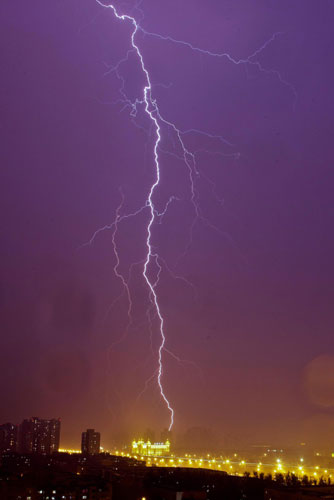 Lightning splits sky in Beijing