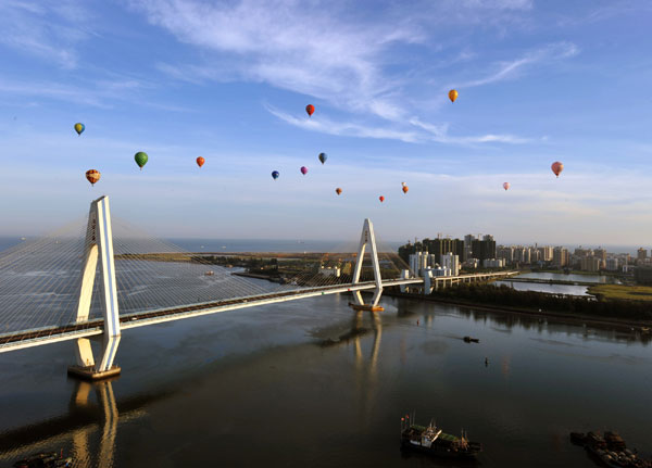 Hot air balloons adorn sky in Haikou