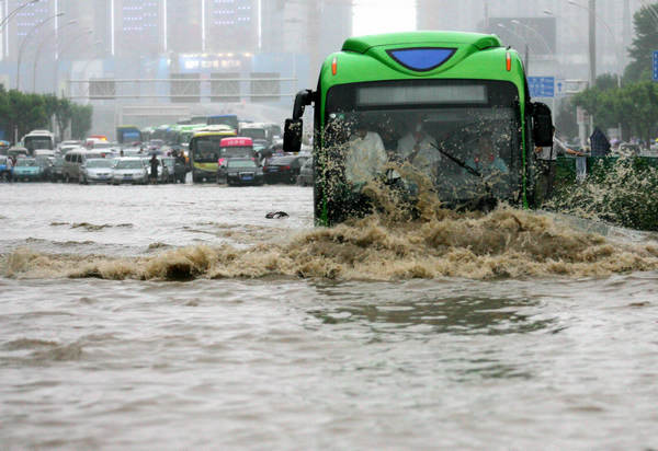 Rain causes gridlock in Wuhan