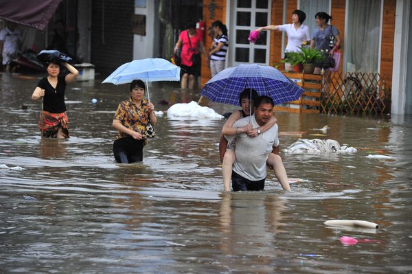 Fresh downpour hits C China, traffic in chaos