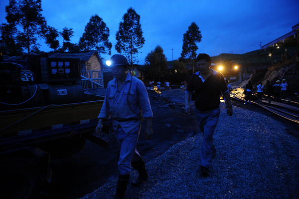 Two coal mine disasters kill 3, trap 40