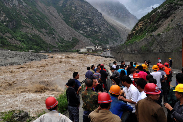 Mudslide cuts off national highway in Sichuan