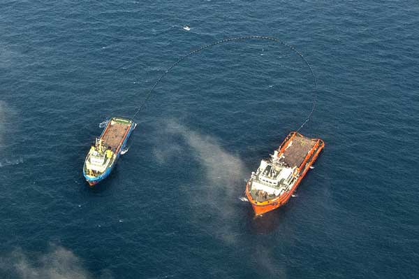 Oil cleanup work continues in Bohai Bay