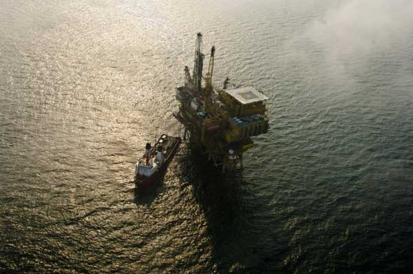 Oil cleanup work continues in Bohai Bay