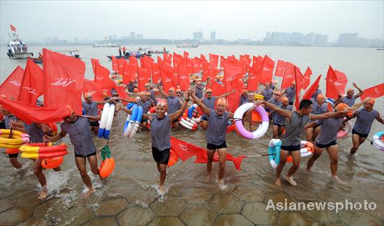 Like Mao in ’66, swimmers cross Yangtze River