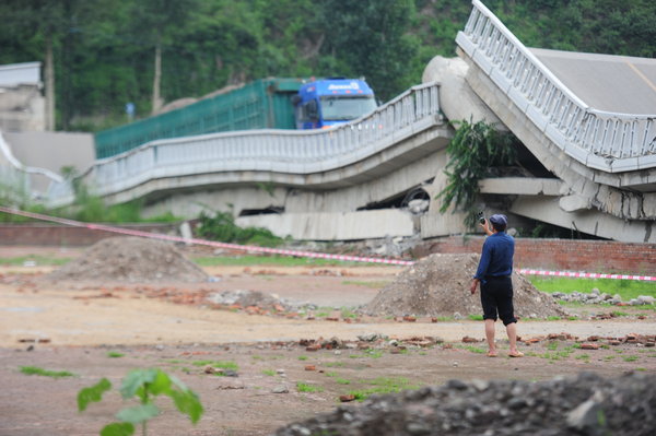 Overloaded truck crushes bridge in Beijing