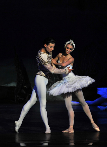 Ballet classic Swan Lake staged in NW China