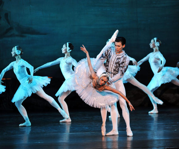 Ballet classic Swan Lake staged in NW China