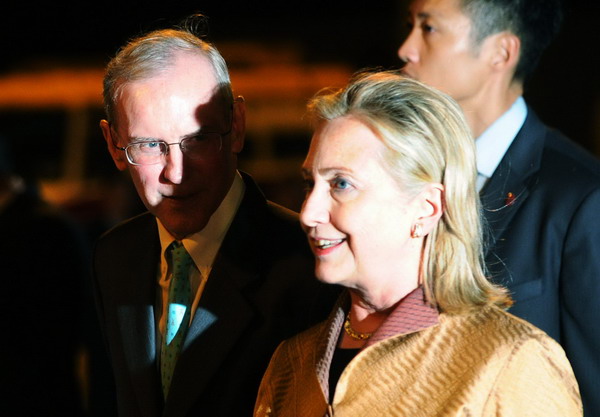 Under debt shadow, Clinton to push Asia on trade