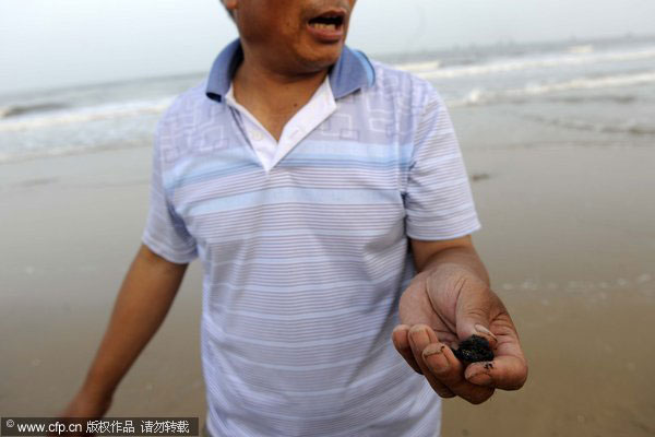 Fishermen say oil spill killing scallops