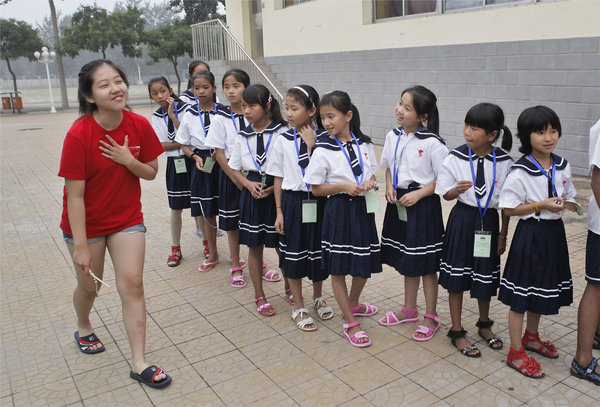 AIDS orphans treated to Beijing tour