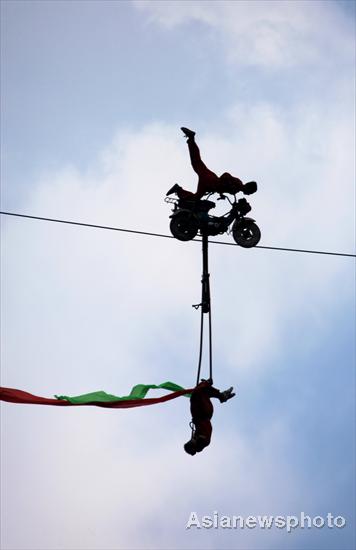 Henan acrobats' sky-high performance