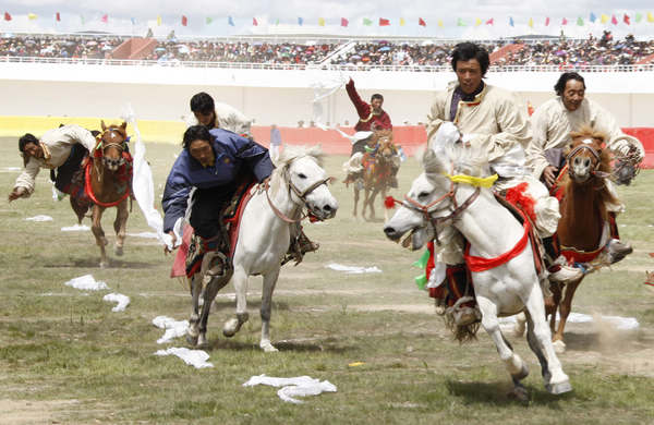 Tibet's horse racing gala