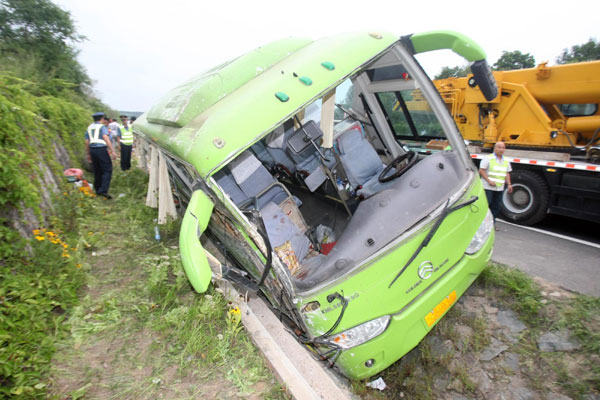 Mainland bus crash kills 4 Taiwan tourists
