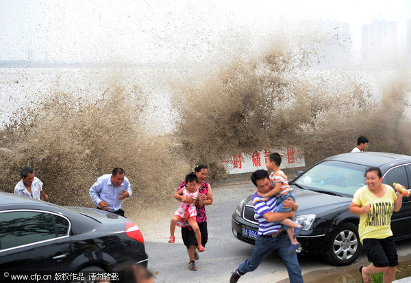 Qiantang River tide rushes in