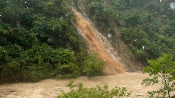 Rain-triggered mudslides trap 100 in C China