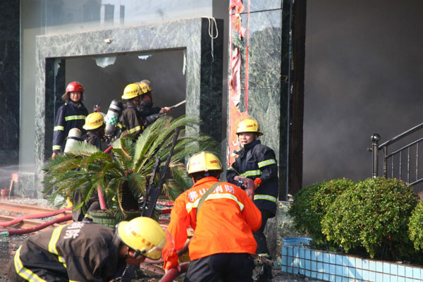 Fire kills 15 at south China ceramics factory