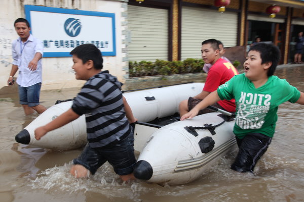 Downpour traps residents in SW China county