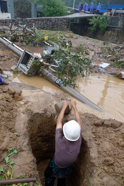 Storm lands in E China, triggering flood