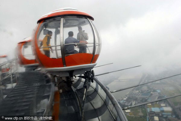 Spinning high above the city in S China