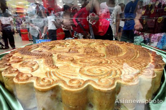 Huge mooncake served in C China