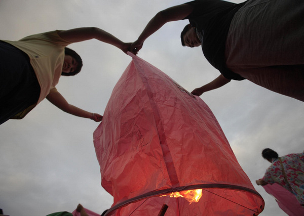 Flying sky lanterns for Mid-Autumn Festival