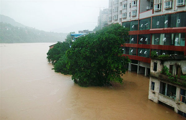 Flood kill 13 in SW China