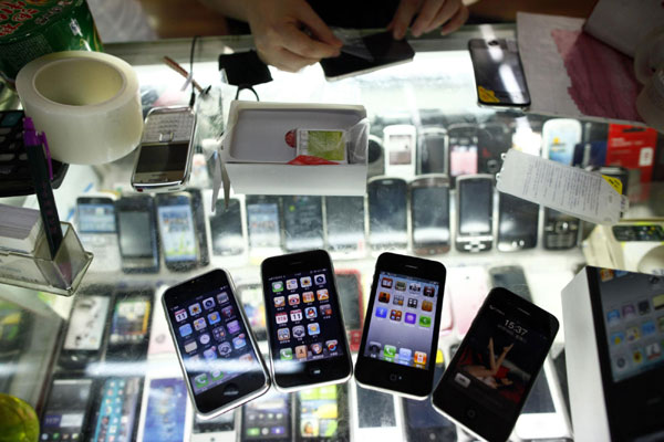 Shanghai police crack down on fake iPhones