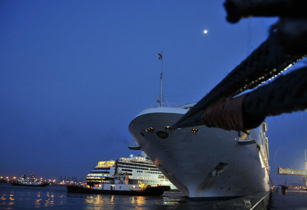 Cruise ships bring tourists to Tianjin